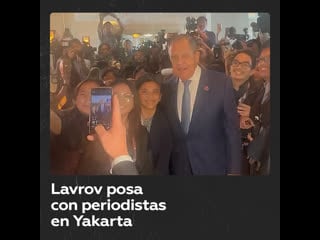 Lavrov posa con numerosos periodistas al margen de la cumbre de la asean