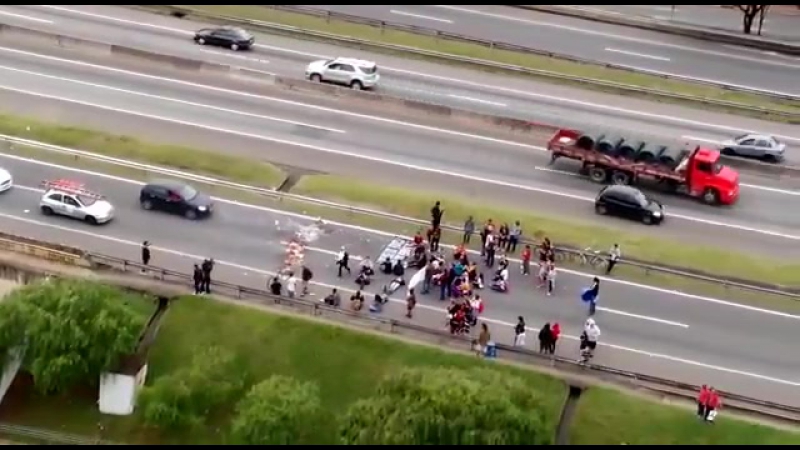 В бразилии автомобиль протаранил толпу людей (vhs video)