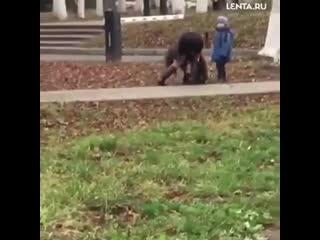 Мамаша надралась и пошла гулять со своим сынишкой