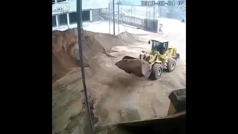 Трактор қатынды алып кетті