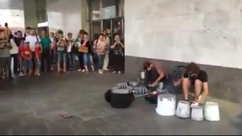 Жители москвы защитили уличных музыкантов от работницы станции метро «медведково»