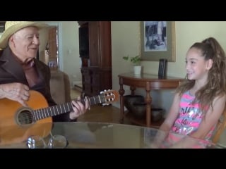 Поет малышка анника // contigo en la distancia covered by annika oviedo y abuelo