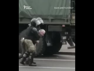 Пожилого мужчину переводят из одного автозака в другой он не может идти, силовики практически тянут его по асфальту