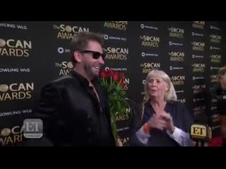 Nickelback frontman chad kroeger introduces cheryl hickey to his mom at the socan awards