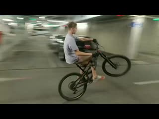 Катаем на великах (крутой музон)