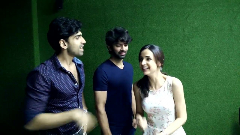 Санайя, барун и акшай 2)) твит чат hotstar