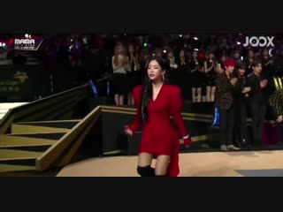 Please they didnt sit until heize has go all the way @bts twt btsatmama