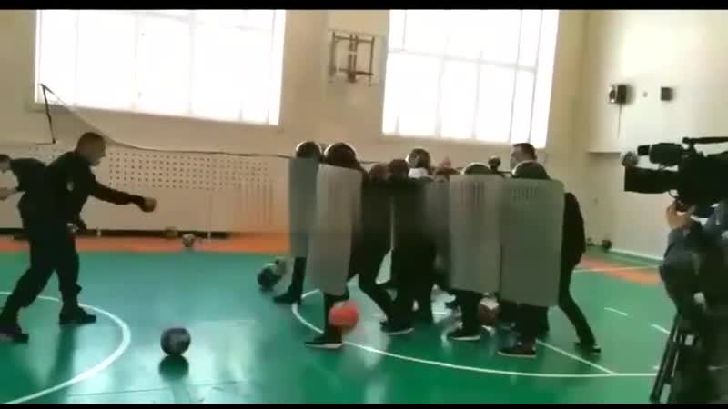 В нижневартовской школе состоялся урок профориентации, куда пришли силовики и показали, как проходят разгоны митингов