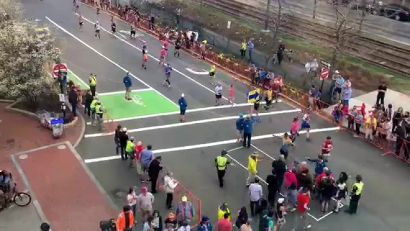 Пешеходы переходят улицу во время марафона в бостоне