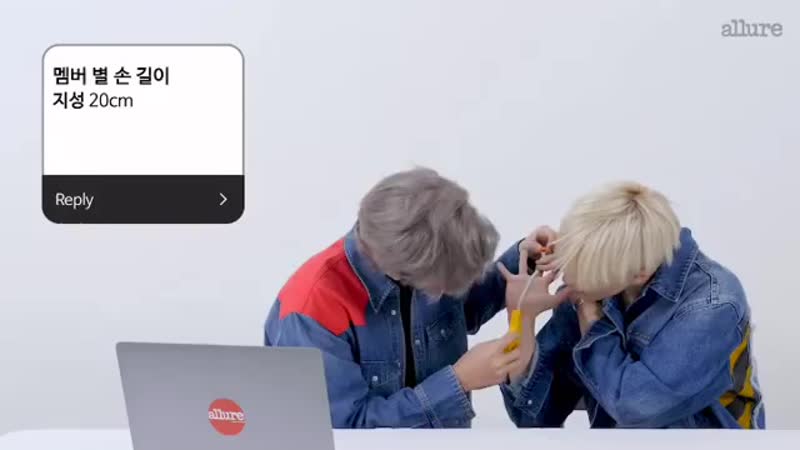 Jaemin and jeno measuring their hands