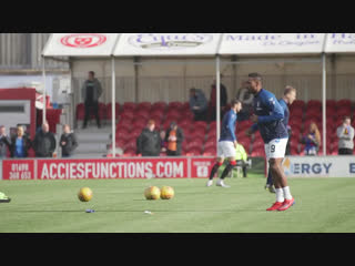 Defoe and kamara warm up