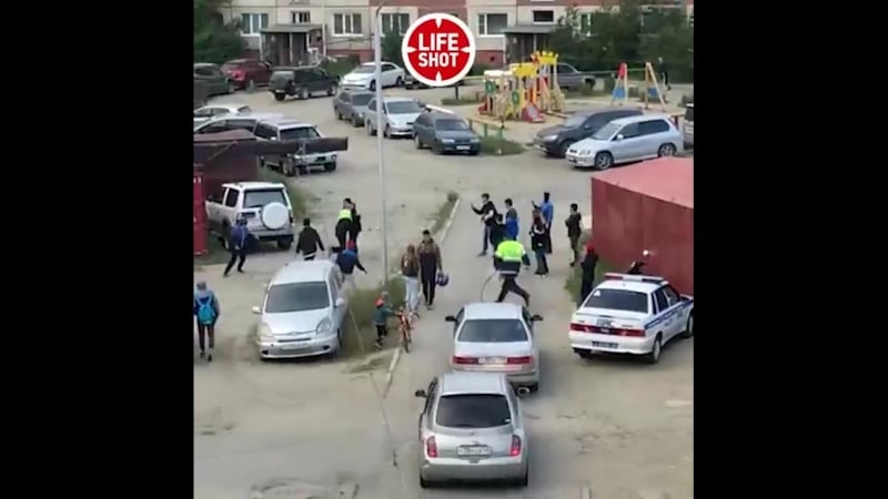 Молодые отбили друга у полиции, магадан