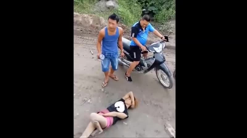 Азиатские будни, оголделая дич упоролось флаккой