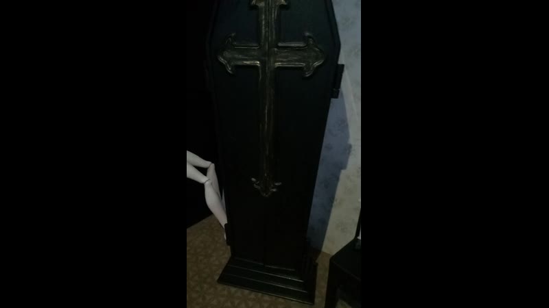 Кукла смеётся (странный звук на видео)