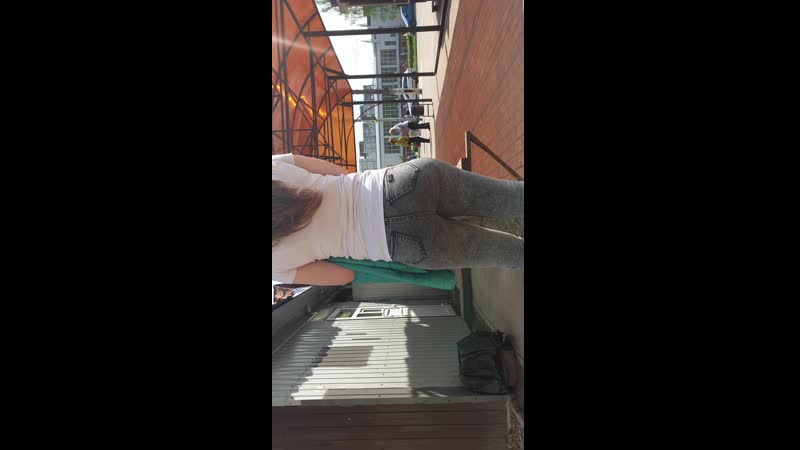 Сочная попка молодые в тугих джинсах