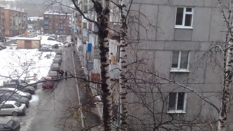 Голый солевой наркоман гонит