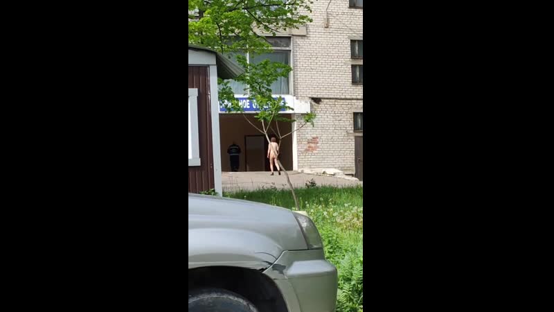 Голая, неадекватная женщина бегает по рудничке