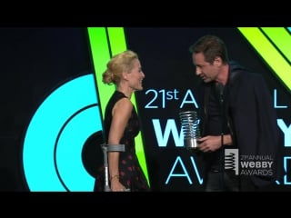 David duchovny presents to gillian anderson at the 21st annual webby awards