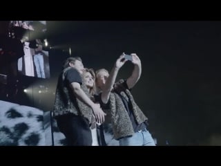 Chad and cameron escort shania twain back to the main stage (vancouber, canada may 5, 2018)