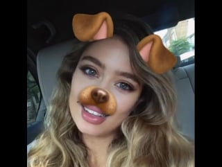 Morena com app de cachorro