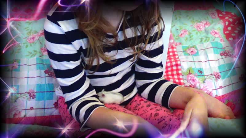 Вика пробует подружиться с хомячком