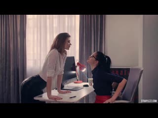 Straplessdildo mia, merry pie