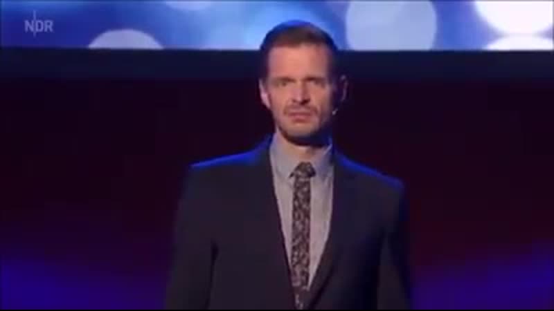 Florian schroeder kritisiert merkel, drosten und gates