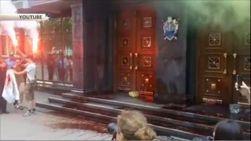 Активисты облили молодые двери украинской генпрокуратуры из за дела бузины