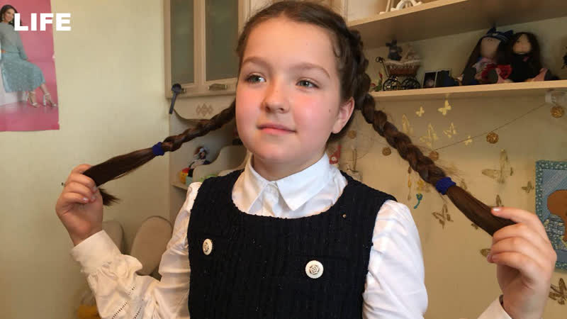 Пятиклассница учит футболистов петь гимн