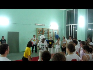 Contra mestre veó visitando grupo senzala de capoeira, em kiev (ucrânia)