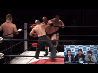 Akira hyodo, takuho kato & yuji okabayashi vs okami (daichi hashimoto & hideyoshi kamitani) & kazumi kikuta