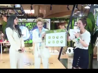 Awwwww the mc was actually struggling to hold the board by herself so yuxin helped her to hold the other side