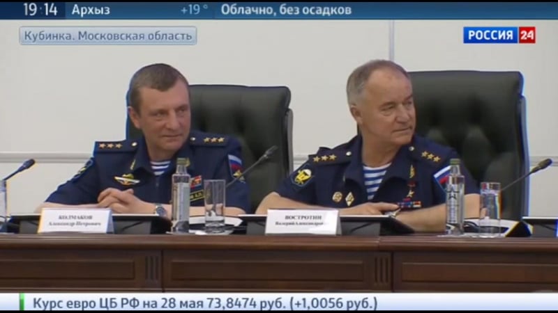 Шойгу подарили вязаный танк