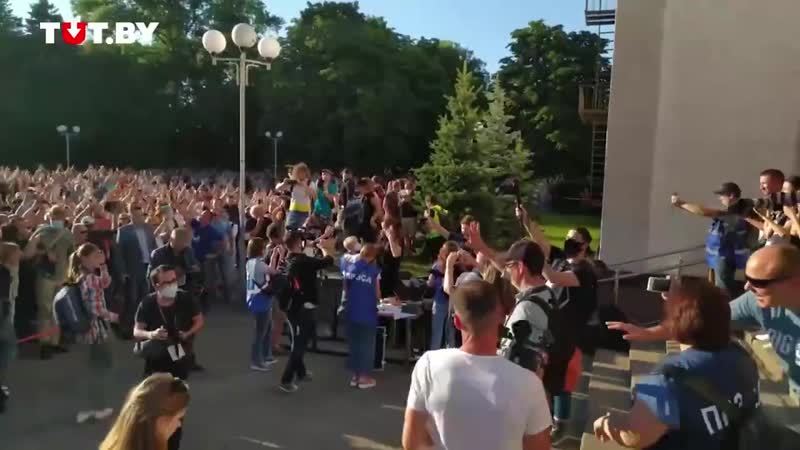 Герои этого дня! эти ребята остановили концерт провластного виталия воронко за пультом в минске и лючили песню «перемен» цоя