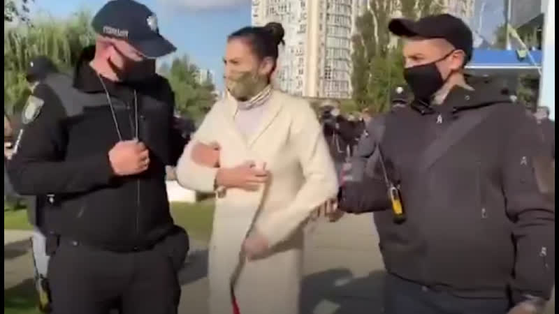 Девушка в киеве подбежала к зеленскому и подняла юбку