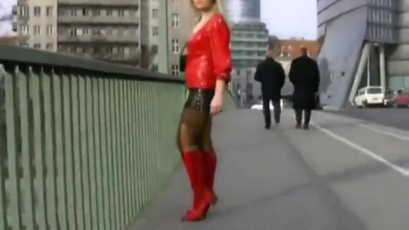 Юстина в кожаных мини юбках позирует на улице
