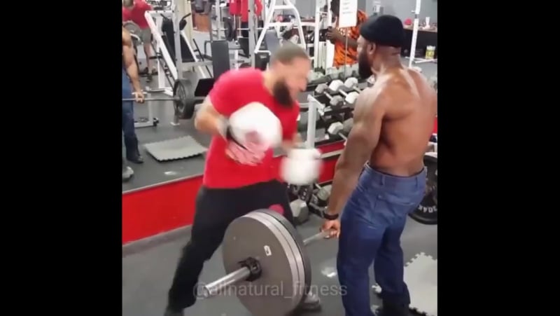 Суровая тренироа темнокожего бодибилдера © видеожесть