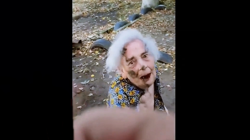 18+ мужчина избивает бабушку (пенсионерку) посреди улицы средь бела дня драка / жесть!