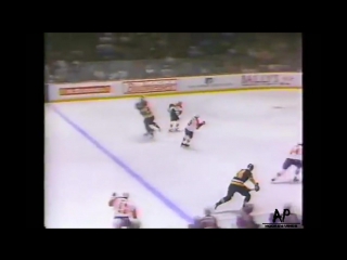 Eric lindros smashes ulf samuelsson