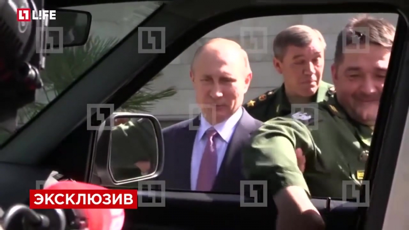 Генерал рассмешил путина, оторвав ручку двери у уаза патриот во время экскурсии