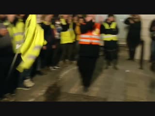 A #pau les crs retirent leurs casques face aux gilets jaunes