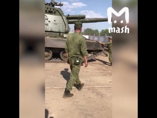 Военные забыли поставить на ручник самоходную устаноу