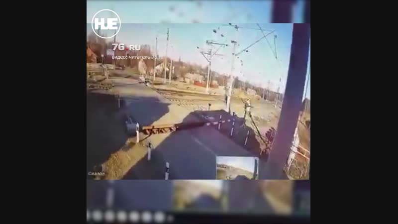 Под ярославлем локомотив сошел с рельсов, но не остановился