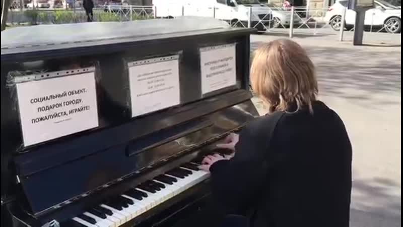 Петербуржец играет на уличном пианино