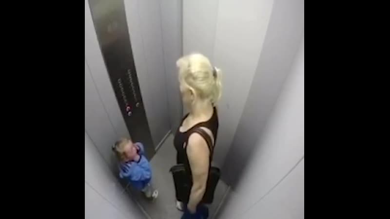 Неадекватная бабка избила ребенка прямо в лифте повезло, чтобы была камера полиция уже ищет женщину красноярская полиция заде