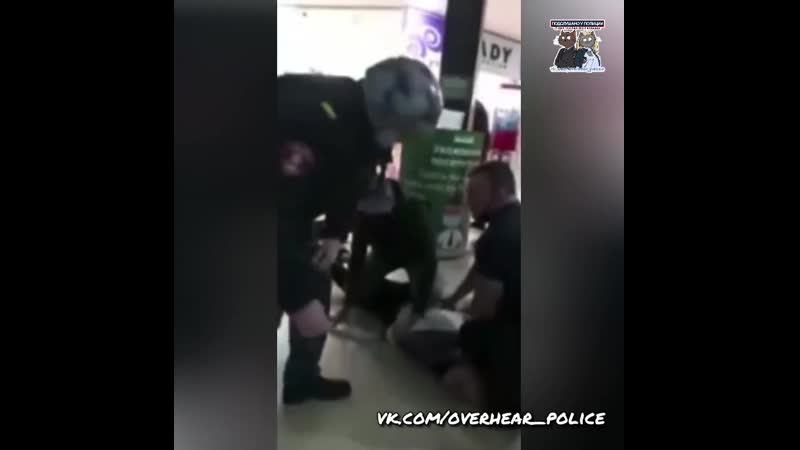 В тюмени бухие молодые завалились в торговый центр и огребли от овошников