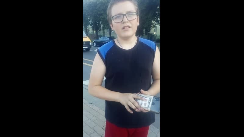 Наглый юный попрошайка врун на комарое