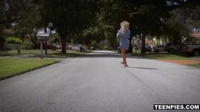 Grudastaya molodka zanimaetsya seksom v svetloy komnate (1) mp4