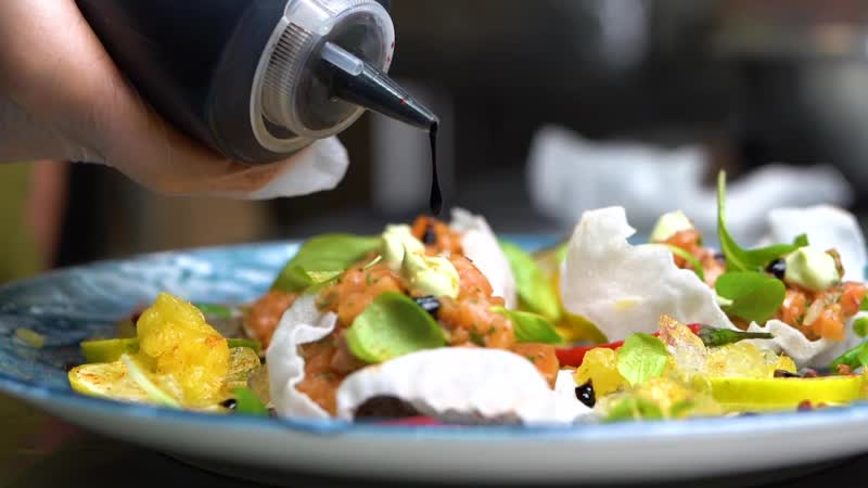 Тар тар из лосося на чипсе из морских водорослей