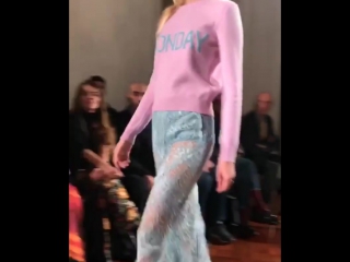 Саша лусс (sasha luss) на показе alberta ferretti fall/winter 2017/18